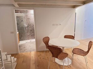 Superior-Apartment, Blick auf den Innenhof | Esszimmer