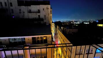 Camera Premium, letti multipli, vista città | Una cassaforte in camera, insonorizzazione, ferro/asse da stiro