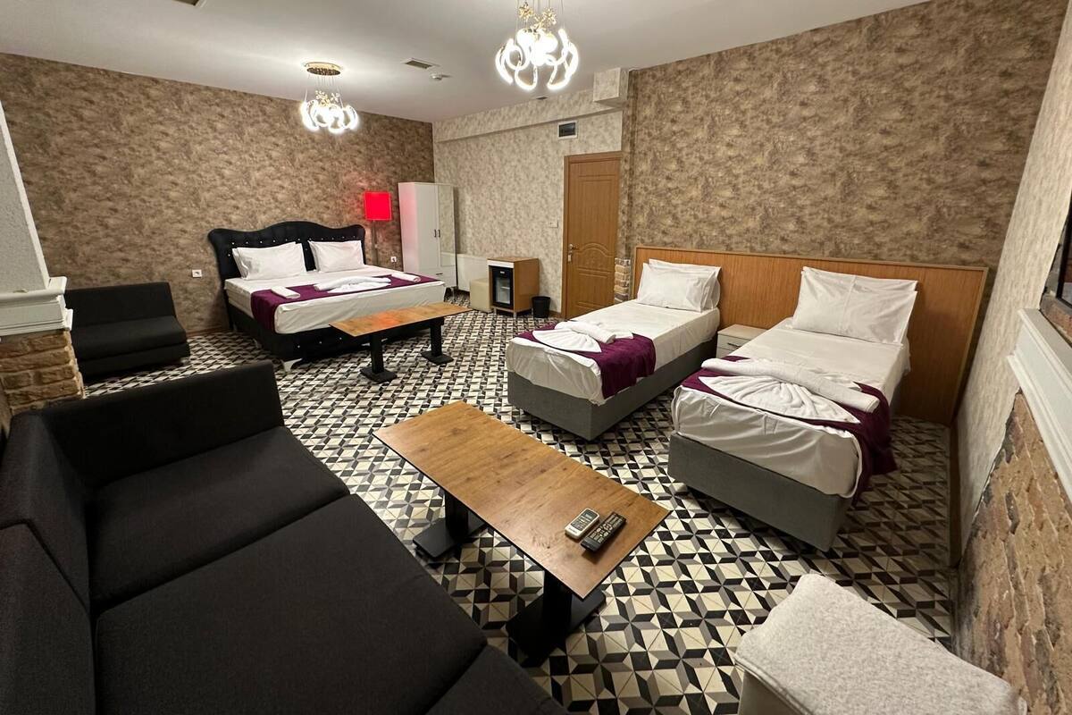 Deluxe Family Room | Safe på rommet, lydisolert, strykejern/-brett og wi-fi (inkludert)