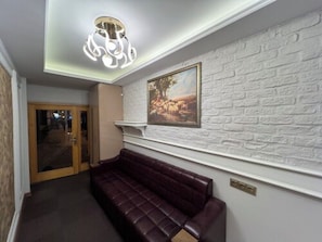 In-room safe, soundproofing, iron/ironing board, free WiFi