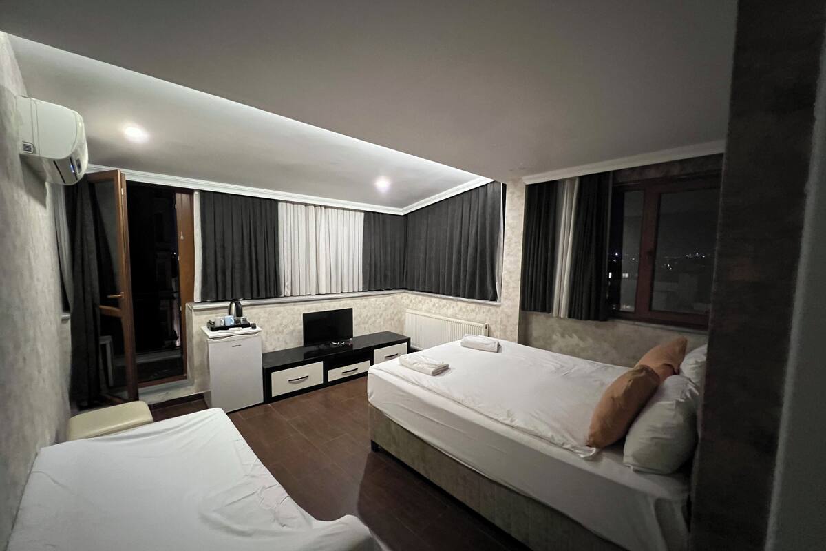 Premium Room With Balcony | Safe på rommet, lydisolert, strykejern/-brett og wi-fi (inkludert)