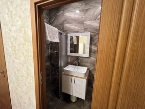 Standart Triple Room | Bathroom - Gran Brn Hotel Taksim (Istanbul)