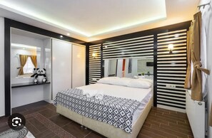 1 kamar tidur, brankas, kedap suara, dan setrika/meja setrika