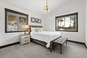 4 bedrooms, travel crib, free WiFi, bed sheets - Hillside Haven, Hot Tub, Private (Lead)