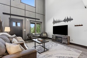 Smart TV, fireplace - Hillside Haven, Hot Tub, Private (Lead)
