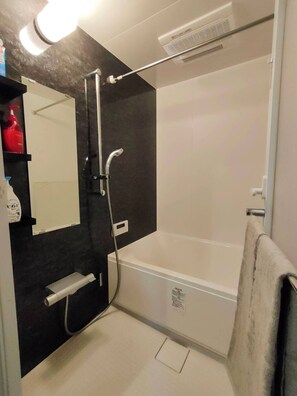 Haartrockner, Bidet, Handtücher, Seife