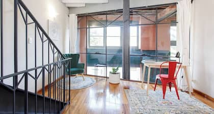 Located opposite Bathers Beach it is just a step away from the beach and cafes