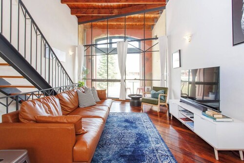 Located opposite Bathers Beach it is just a step away from the beach and cafes