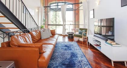 Located opposite Bathers Beach it is just a step away from the beach and cafes