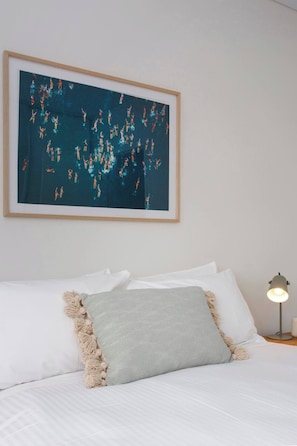 2 chambres, fer et planche à repasser, lit de bébé portatif