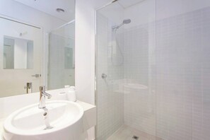 Hair dryer, towels - Located just a stones throw from the Beach Breaksea is the perfect place to enjoy some time away (North Coogee)