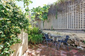 Outdoor dining - This house is a 2 bedroom(s), 2 bathrooms, located in Fremantle, WA. (Fremantle)