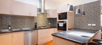 Directors Cottage : Mid century vibes,peaceful and central Location near markets