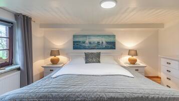 3 soverom, strykejern/-brett, reiseseng for barn og internettilgang