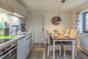 Fridge, microwave, oven, stovetop - The vacation home "Neukoog Auszeit" on Nordstrand for up to 5 people (Nordstrand)