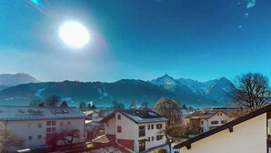 A mountainous landscape with a clear sky and a bright sun. - Welcome to the cozy holiday apartment Alberta! (Garmisch-Partenkirchen)