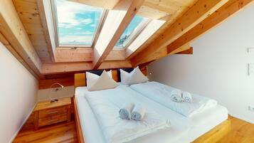 2 slaapkamers, een bureau, een strijkplank/strijkijzer, reisbedje