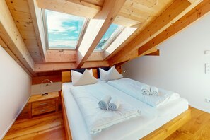 2 chambres, bureau, fer et planche à repasser, lit parapluie