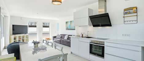 Frigorífico, microondas, horno y placa de cocina