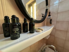 Een douche, een haardroger, badjassen, handdoeken