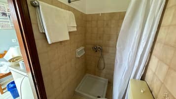 Dusche, Haartrockner, Bademäntel, Handtücher