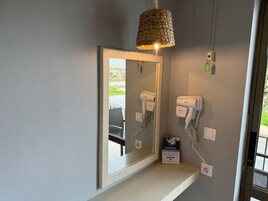 Cortinas blackout, tabla de planchar con plancha y wifi gratis 