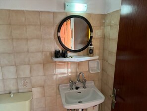 Ducha, secador de pelo, albornoces y toallas