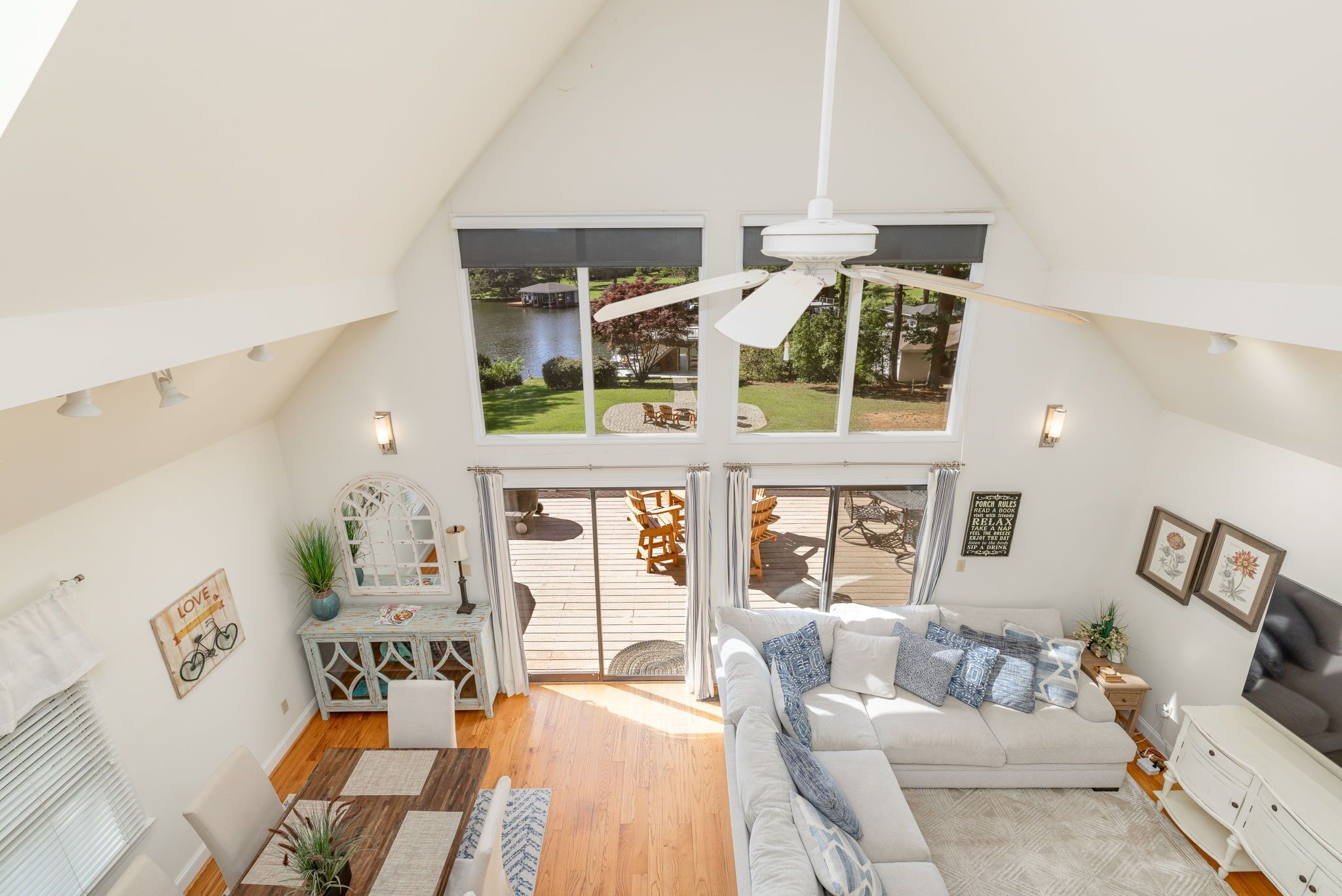 Smart TV, futbolito y libros 