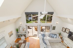 スマートテレビ、テーブルサッカー台、書庫