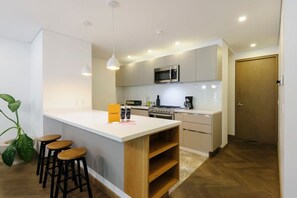 Réfrigérateur, four à micro-ondes, un four, surface de cuisson