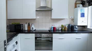 Een microgolfoven, een oven, een vaatwasser