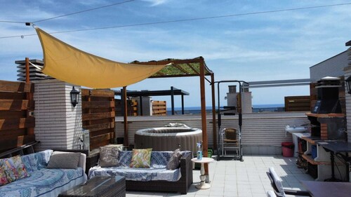 PENTHOUSE 2 terrace, jacuzzi, swimming pool, parking, bbq