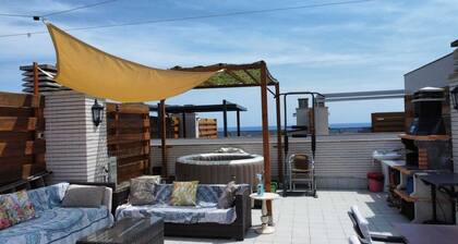 PENTHOUSE 2 terrace, jacuzzi, swimming pool, parking, bbq