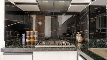 Frigorífico, horno, placa de cocina y lavavajillas