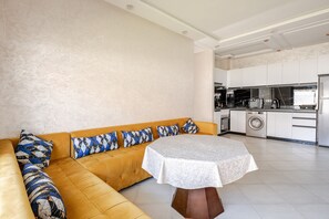 Smart TV, stereo - RELAXING APARTMENT WITH PRIVATE POOL 2 MINUTES FROM THE OCEAN. (mohammedia)