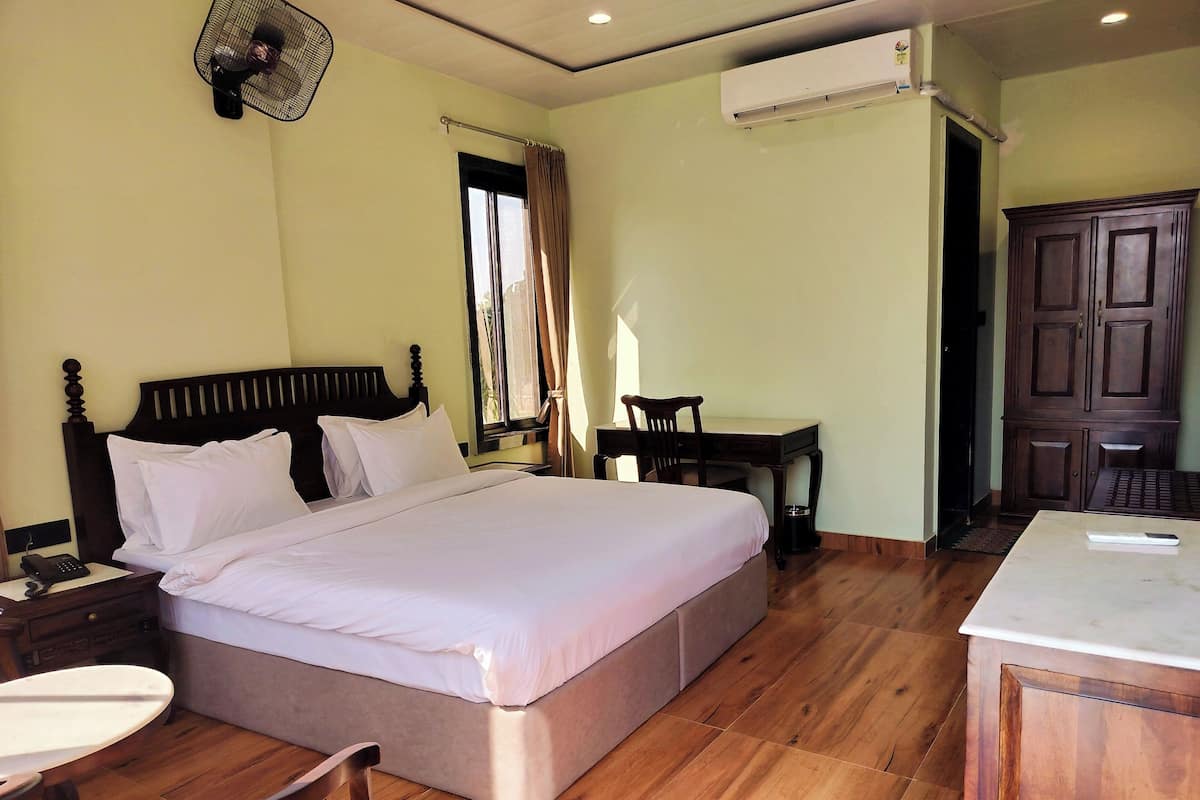 Minibar, rideaux dâobscurcissement, fer et planche Ă repasser