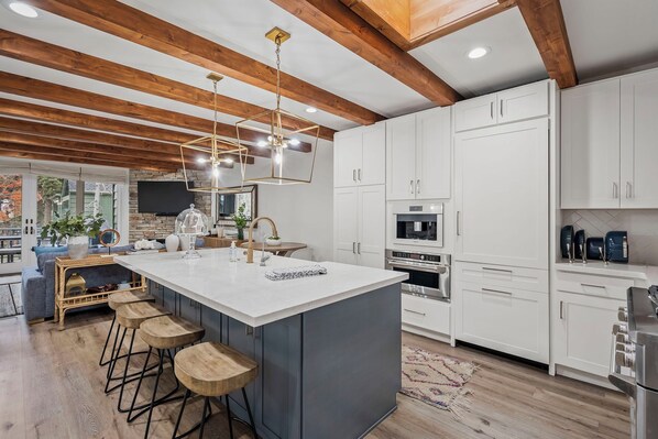 Kjøleskap, mikrobølgeovn, ovn og kokeplater