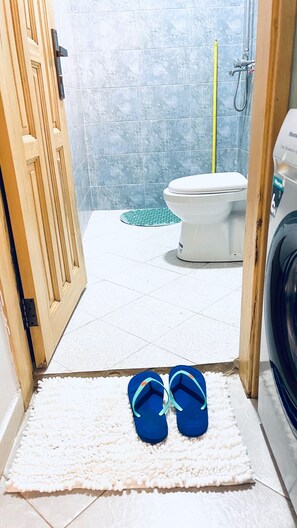 Apartamento | Baño | Bañera y ducha independientes, bañera profunda y secador de pelo
