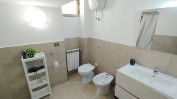 Asciugacapelli, asciugamani, sapone, carta igienica