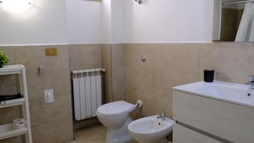 Asciugacapelli, asciugamani, sapone, carta igienica