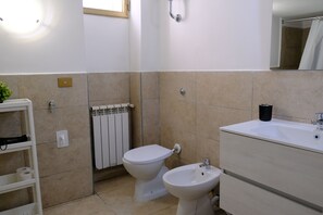 Hair dryer, towels, soap, toilet paper - SUITES RICCÓ (Roma)