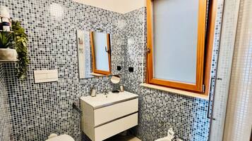 Doccia, asciugacapelli, bidet, asciugamani