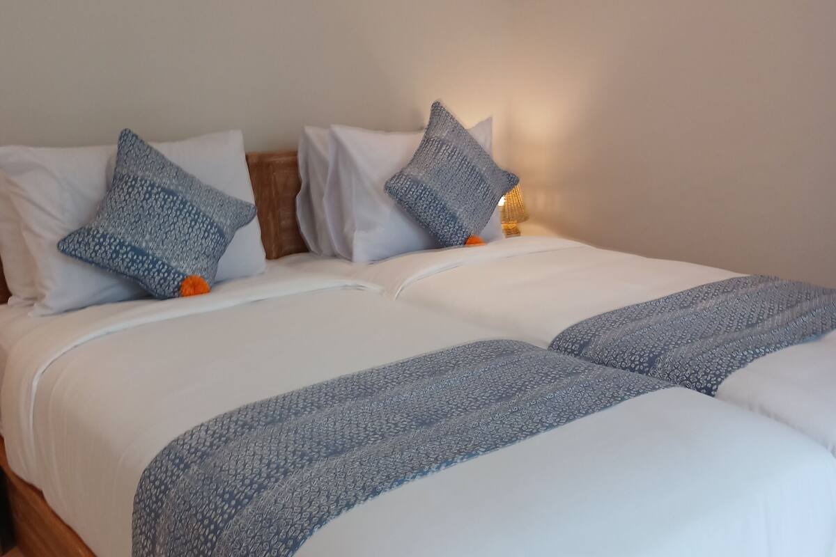Premium bedding, down duvets, minibar, desk