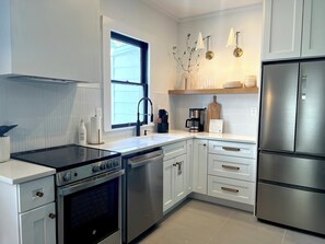 Kjøleskap, ovn, kaffetrakter/tekoker og brødrister