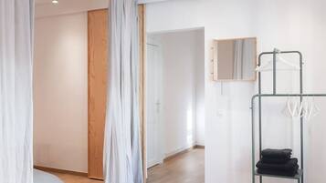1 Schlafzimmer, Schreibtisch, Bügeleisen/Bügelbrett, Reisekinderbett
