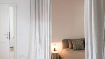 1 chambre, bureau, fer et planche à repasser, lit parapluie