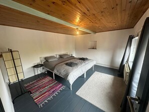 2 bedrooms, iron/ironing board, WiFi