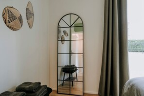 3 habitaciones, escritorio, tabla de planchar con plancha y wifi 