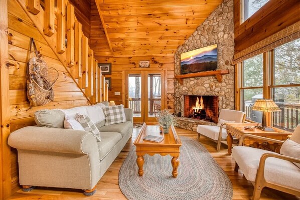 Televisión, chimenea y oficina 