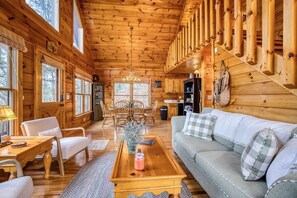 Televisión, chimenea y oficina 